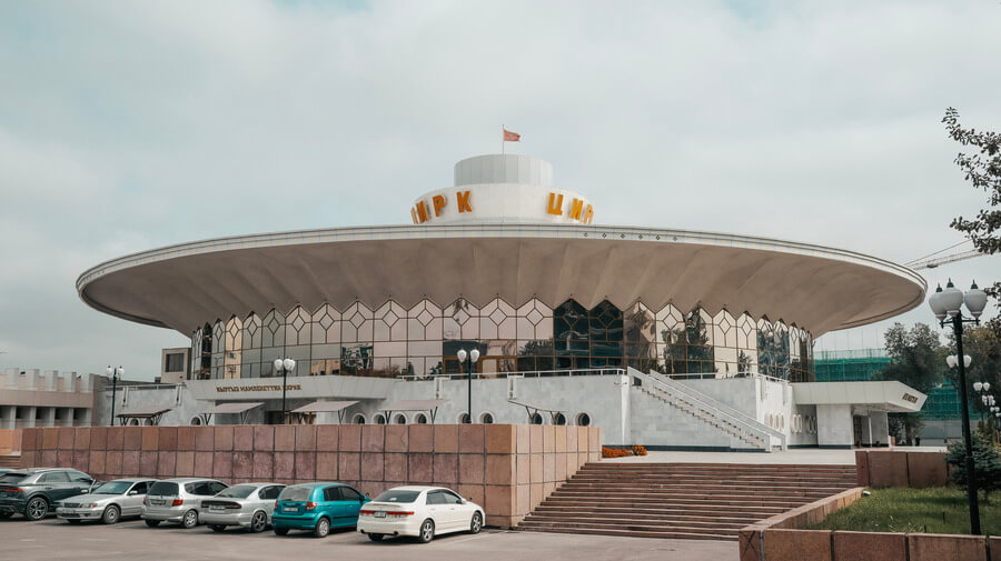 Edificio Circus, una construcción embelmática de la ruta soviética en Biskek, Kirguistán.